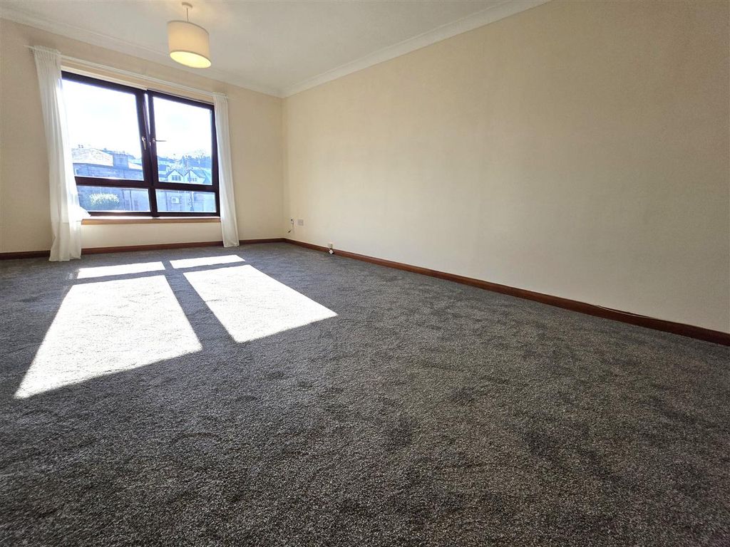 Property photo 3 of 13 Lounge