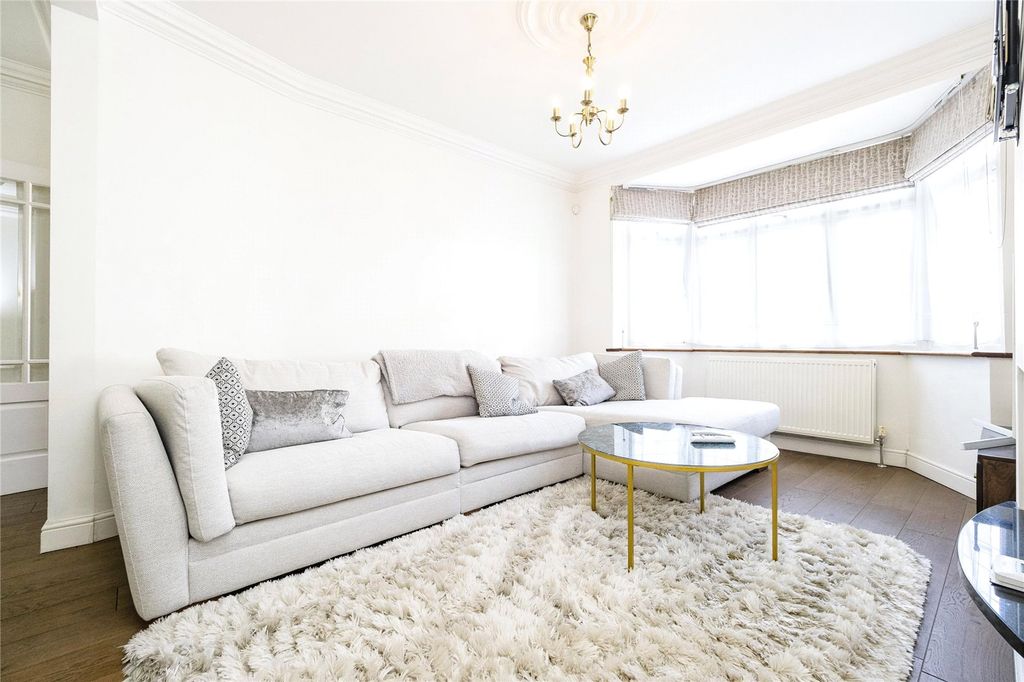 Property photo 3 of 14 Lounge