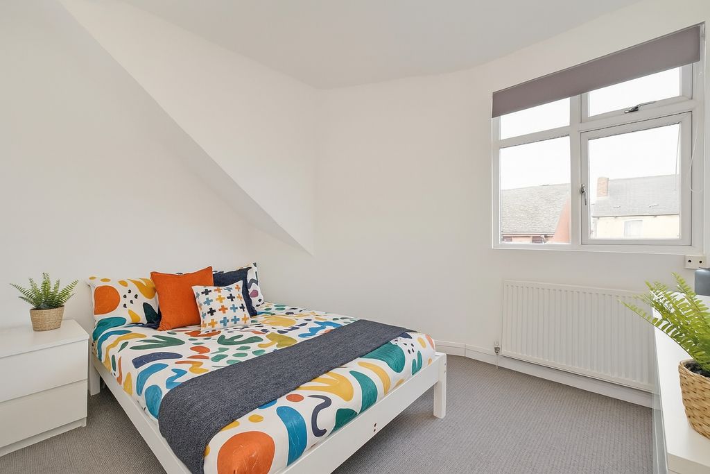 Property photo 2 of 9 Bright And Clean Double Bedroom Featuring A Colorf...