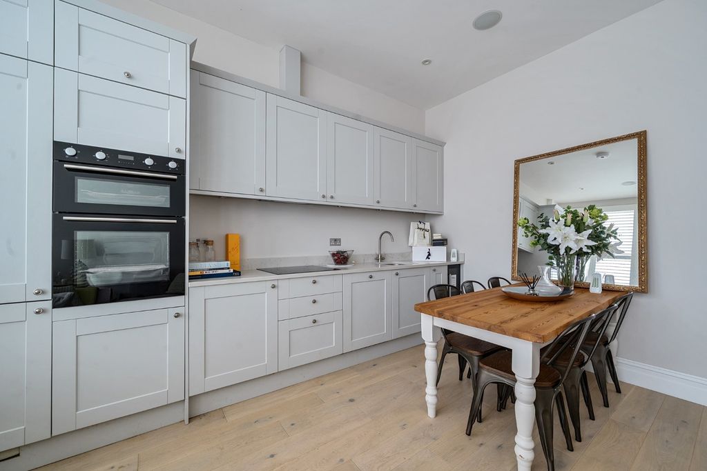 Property photo 3 of 11 Kitchen