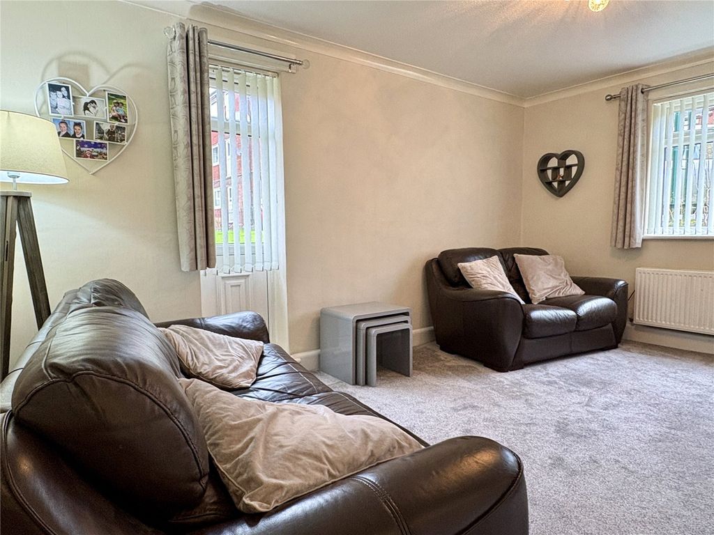 Property photo 3 of 11 Lounge