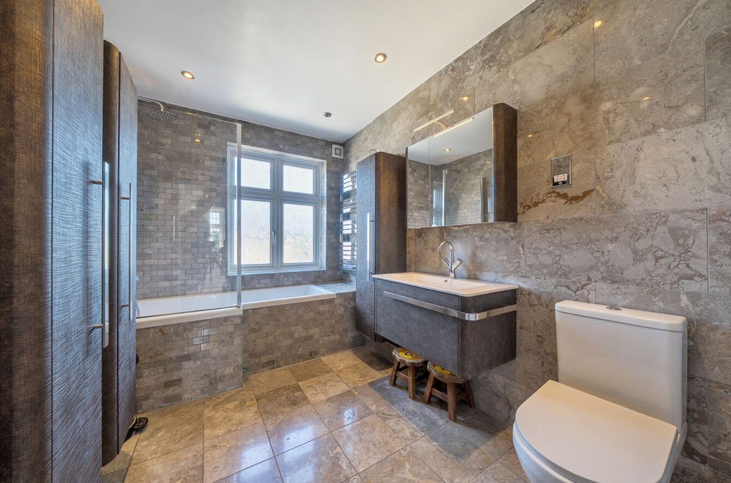 Property photo 3 of 19 Family Bathroom