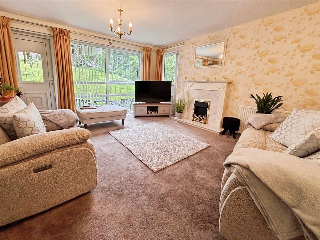 Property photo 3 of 14 Lounge