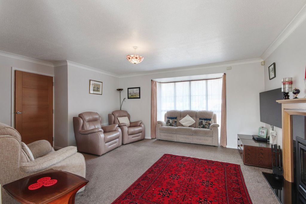 Property photo 2 of 28