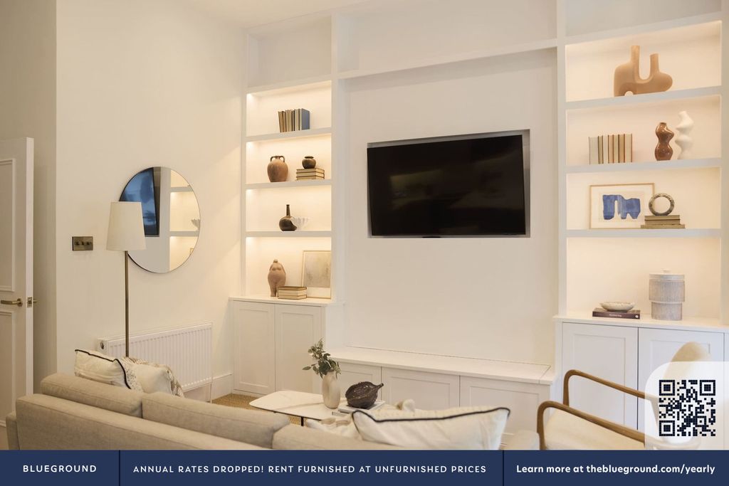 Property photo 3 of 20 Living Room