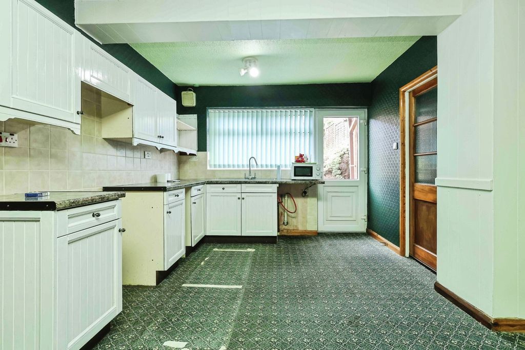Property photo 3 of 14 Kitchen