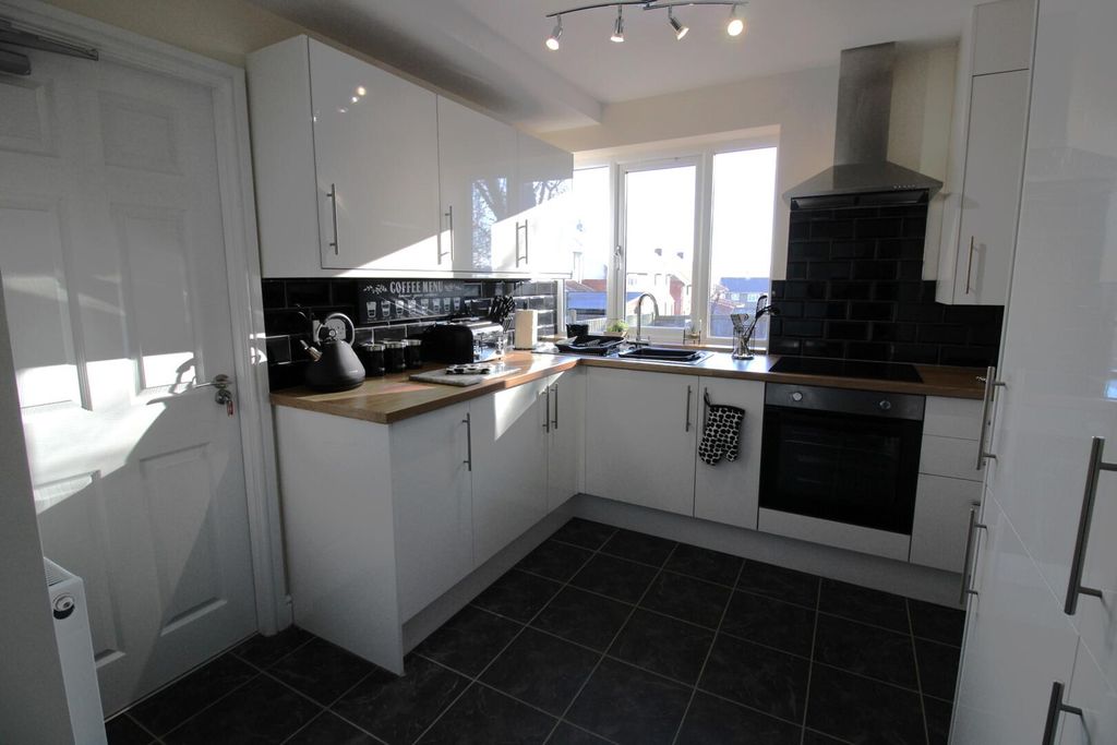 Property photo 1 of 8 Kitchen