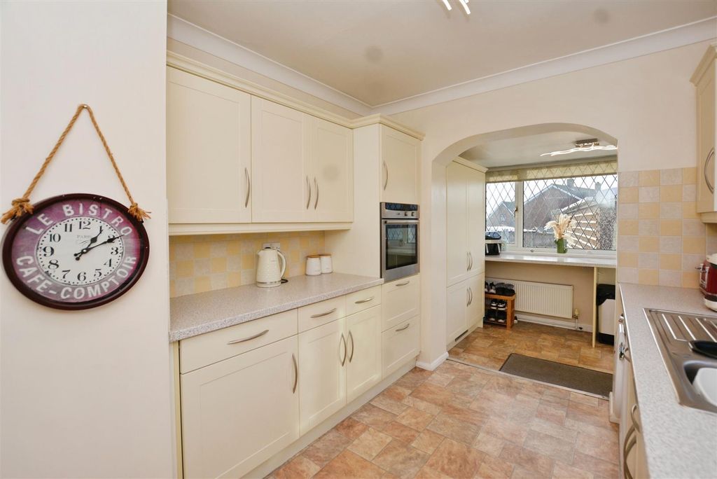 Property photo 3 of 18 Kitchen/Breakfast Room