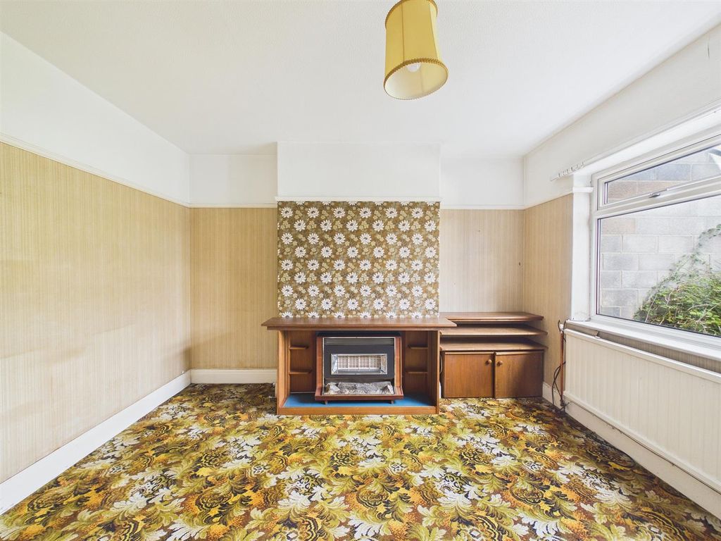 Property photo 3 of 14 4 -3 Bedroom Semi-Detached House With Garage.Jpg