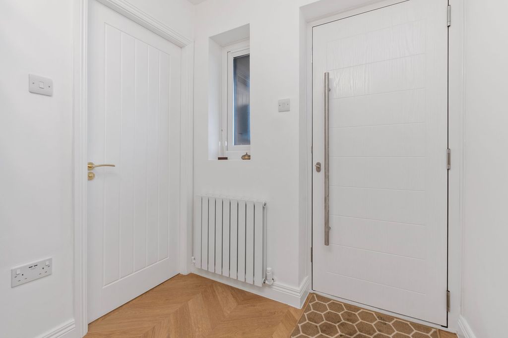 Property photo 3 of 32