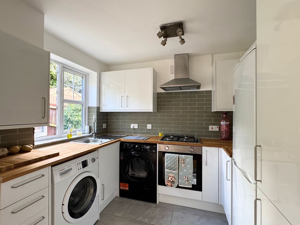 Property photo 3 of 9 Kitchen