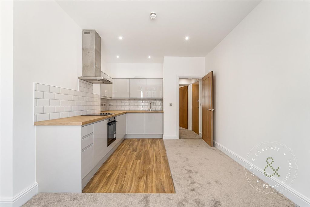 Property photo 1 of 8 207 Cathedral Rd Flat 1 -08.Jpg