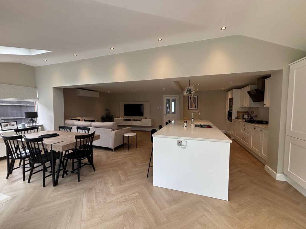 Property photo 2 of 22 Breezehill