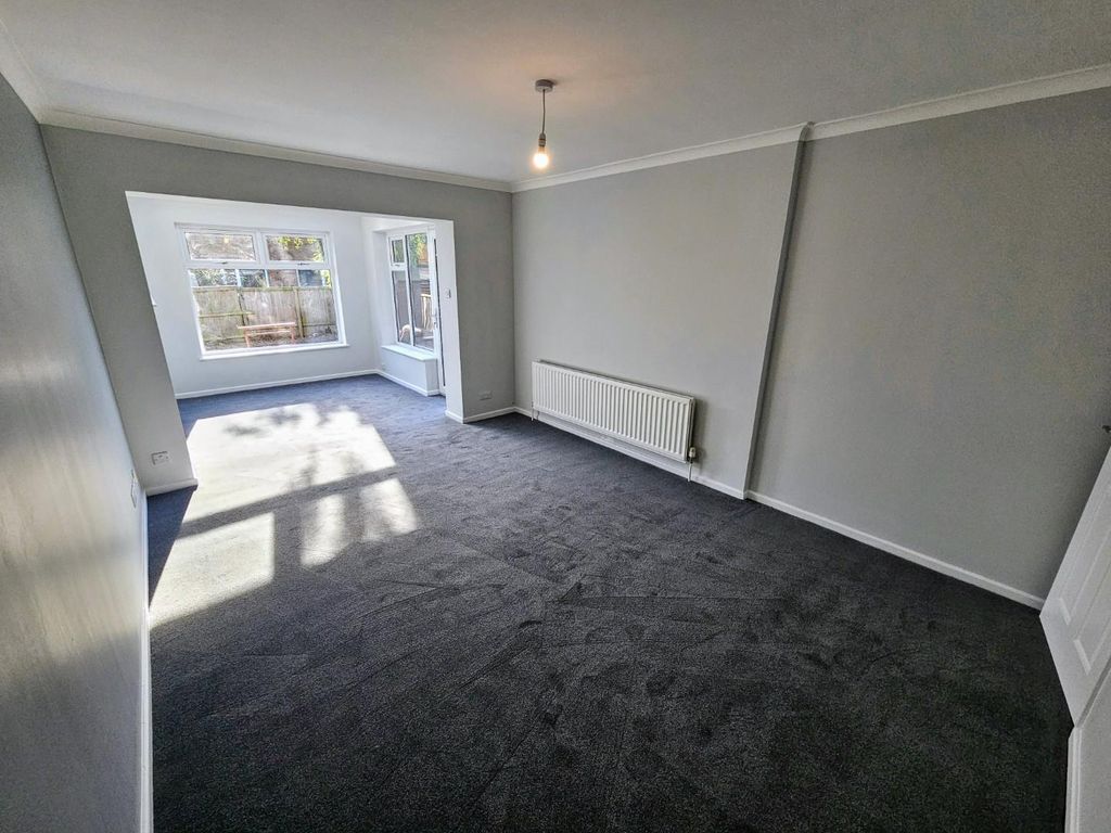 Property photo 3 of 15 Lounge