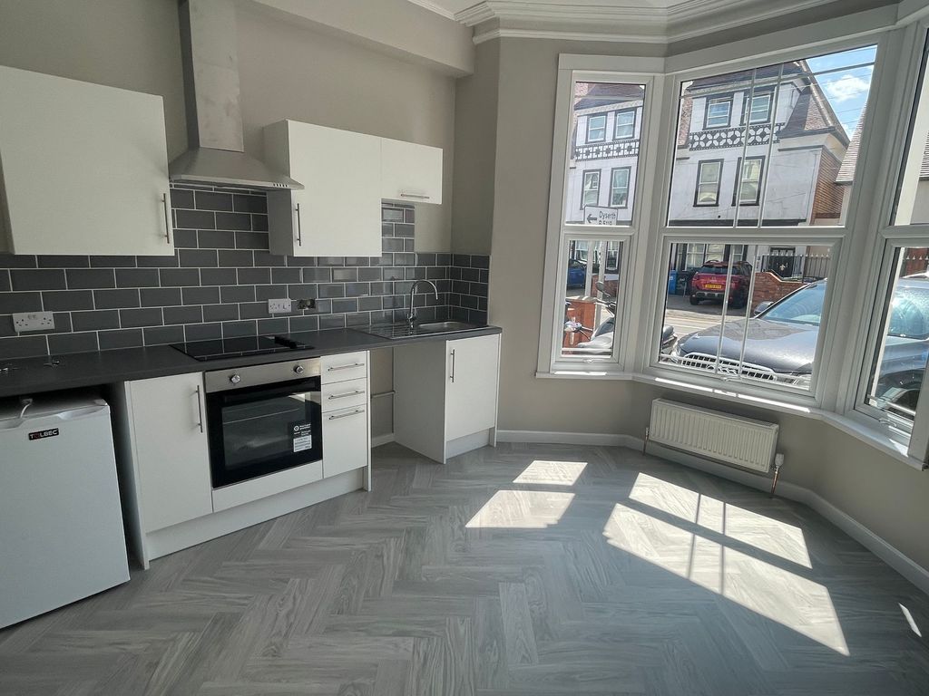Property photo 2 of 6 Kitchen Lounge
