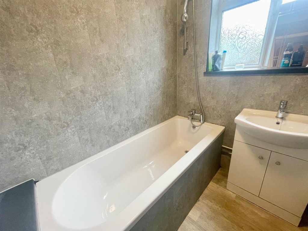 Property photo 3 of 11 Bathroom.Jpg