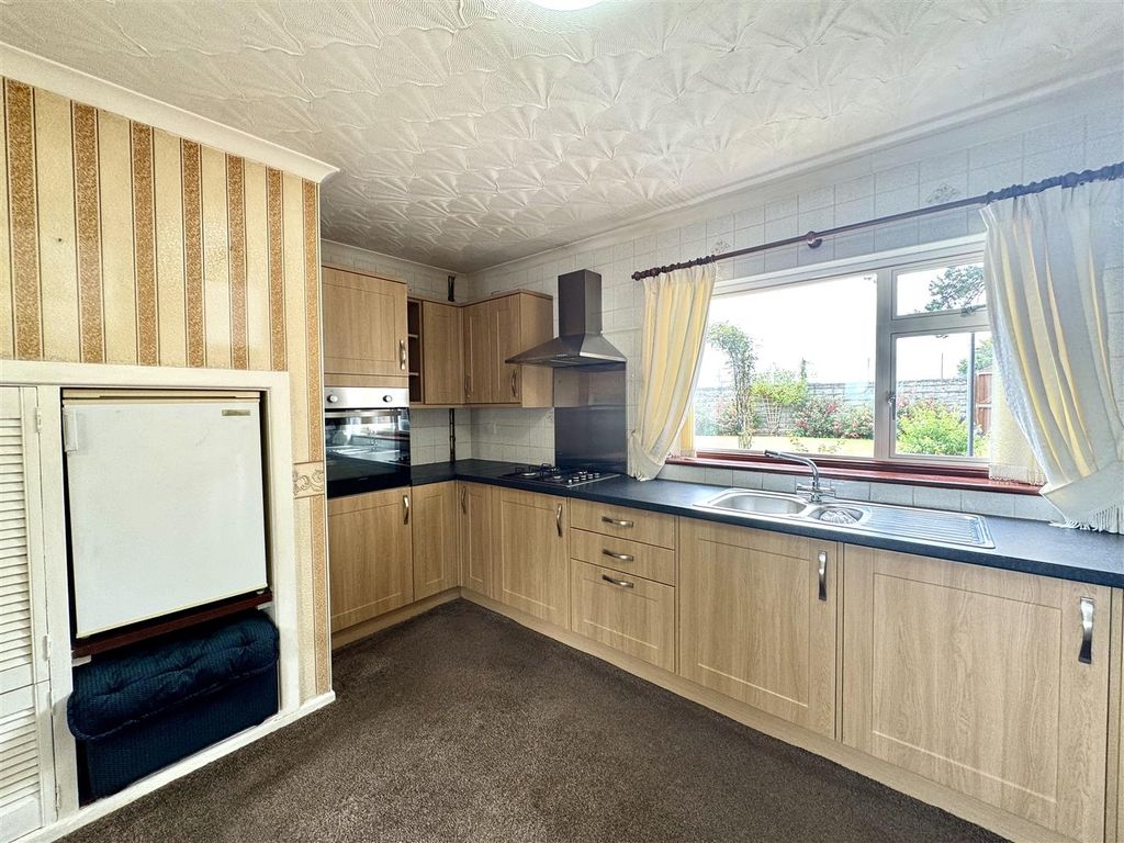 Property photo 3 of 16 Kitchen/Dining Room