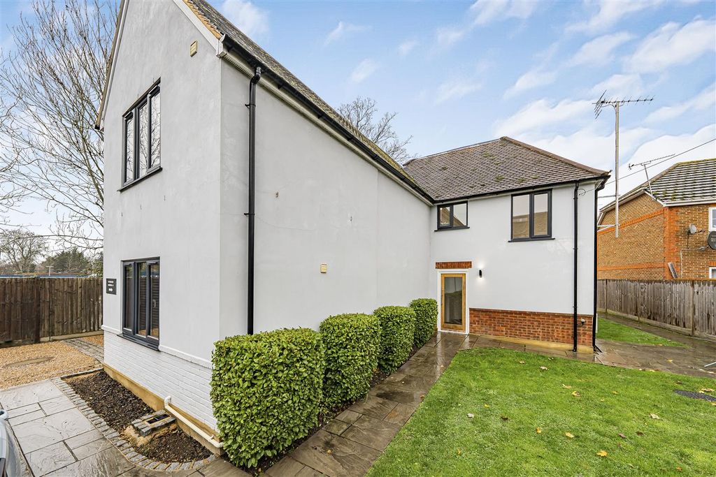 Property photo 3 of 12 Photo Dec 04 2025, 11 59 28 Am.Jpg