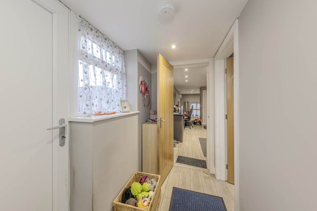 Property photo 2 of 28