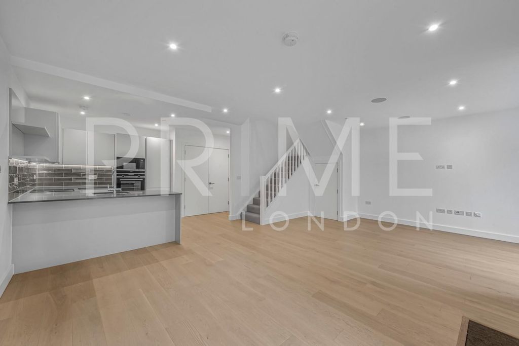 Property photo 2 of 12 Reception&Kitchen1 (1).Jpg