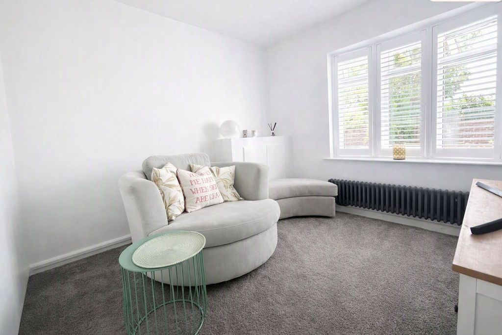Property photo 3 of 18 Lounge