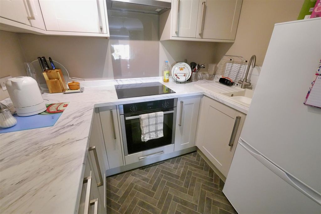 Property photo 3 of 8 Kitchen