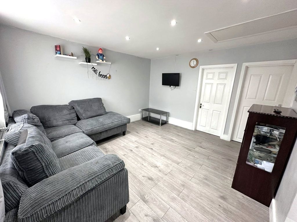 Property photo 2 of 8 Lounge
