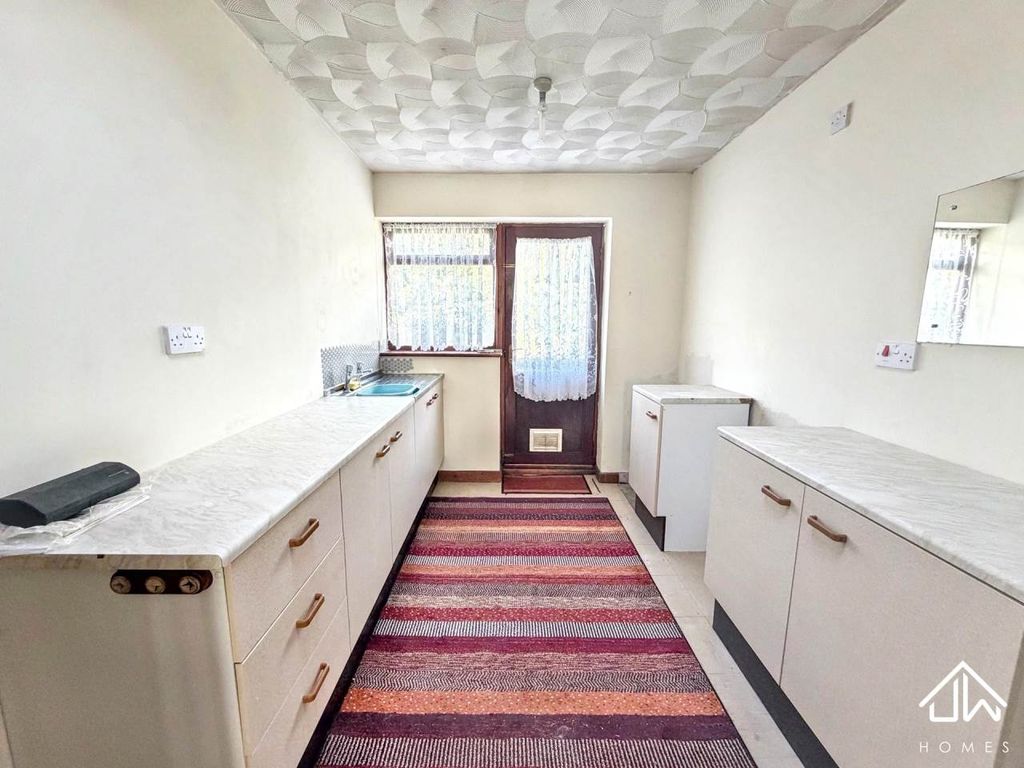 Property photo 2 of 12 Kitchen