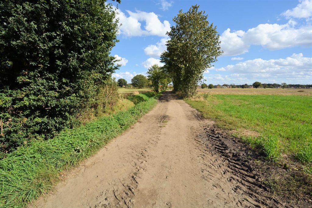 Property photo 3 of 6 Rawcliffe Land.Jpg