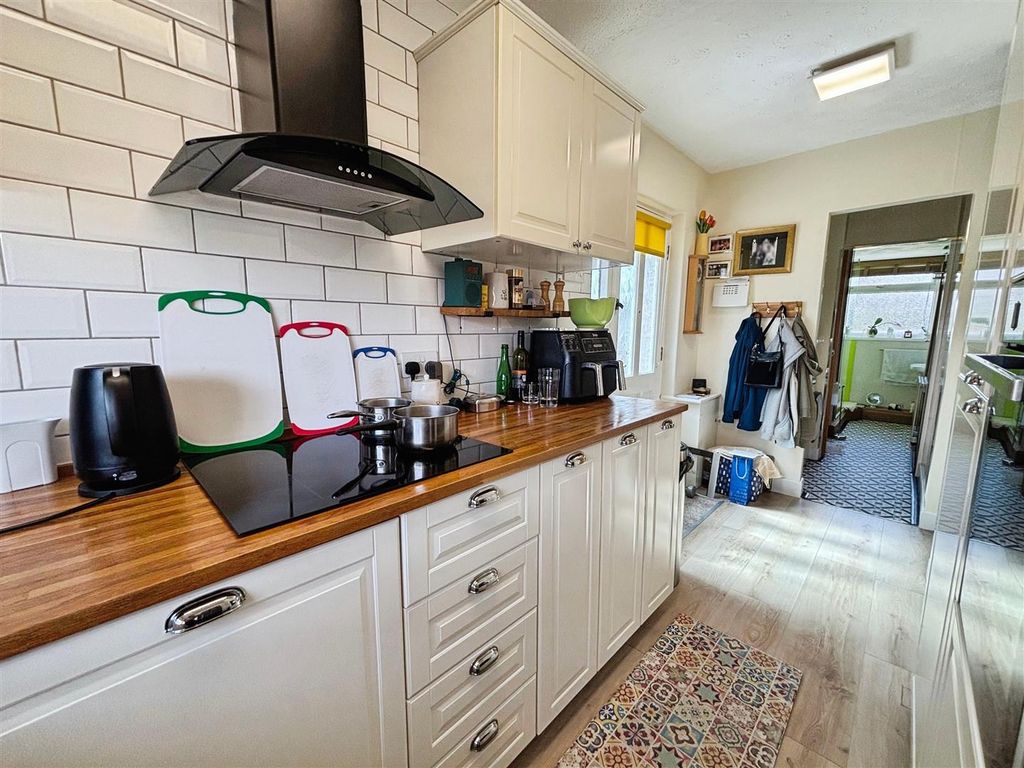 Property photo 3 of 16 Kitchen