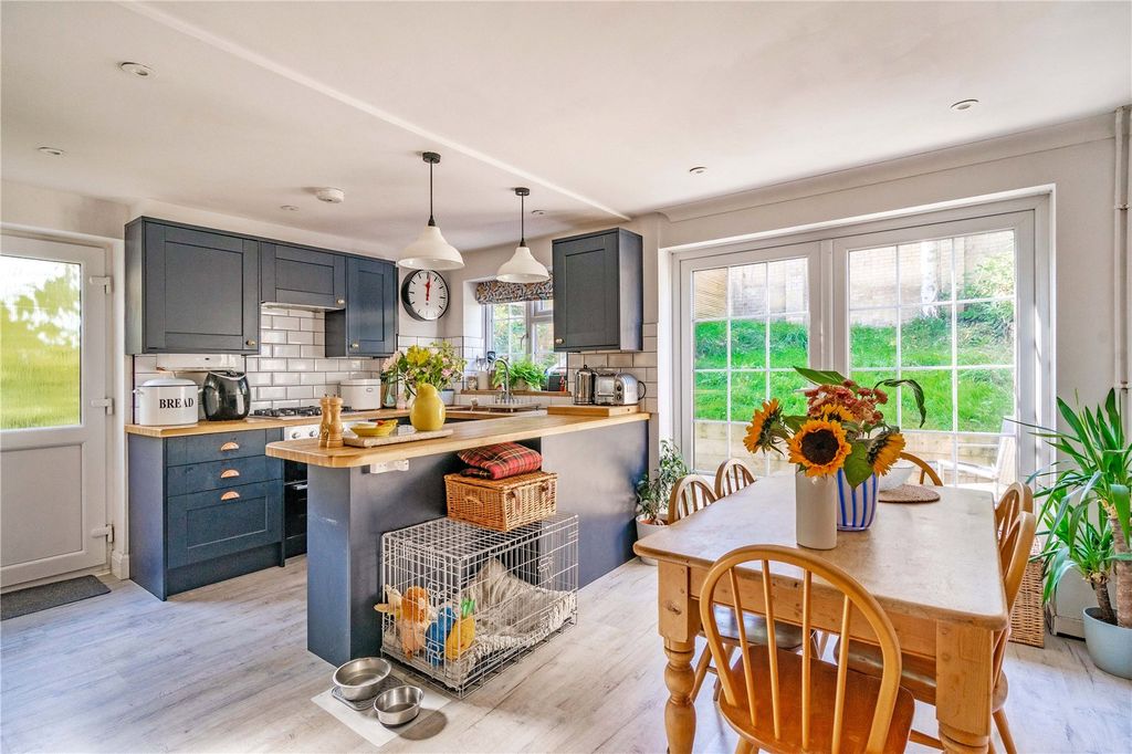 Property photo 2 of 13 Kitchen/Breakfast