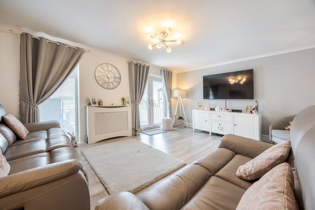 Property photo 2 of 25