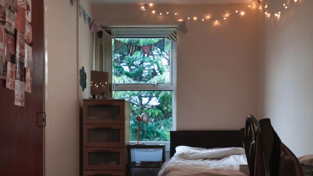 Property photo 2 of 6 A Cozy Single Bedroom Featuring A Comfortable Bed ...