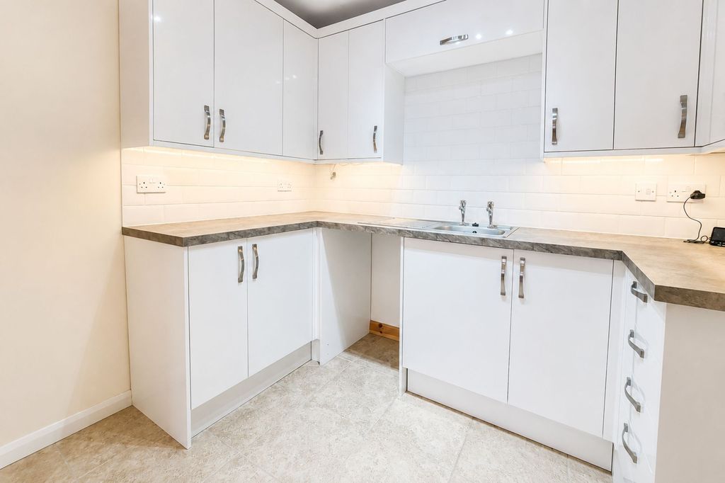 Property photo 3 of 14 Kitchen