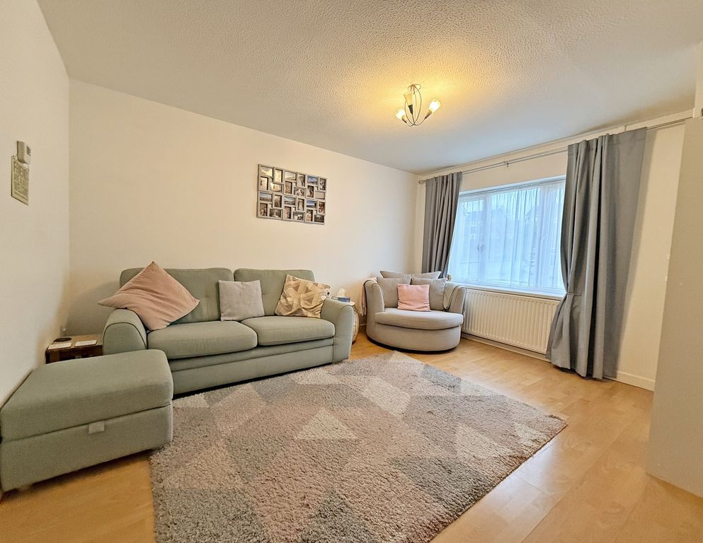 Property photo 3 of 22 Lounge