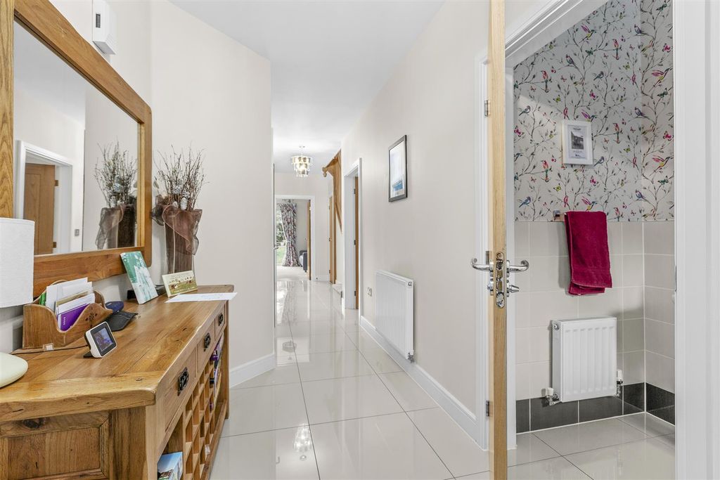 Property photo 3 of 18 Hallway