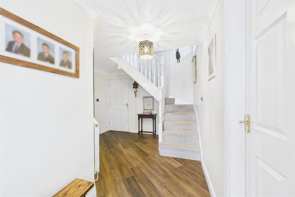 Property photo 3 of 23 Entrance Hall