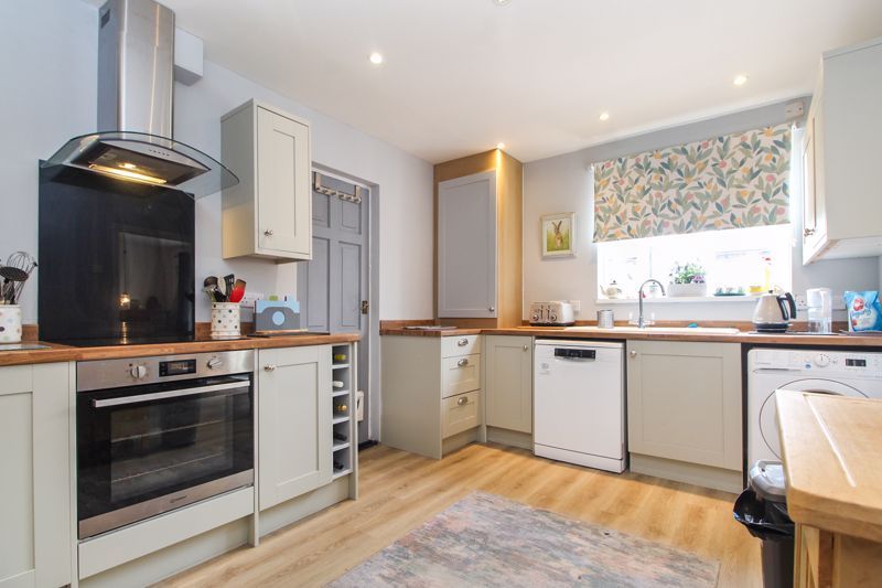 Property photo 3 of 16 Kitchen