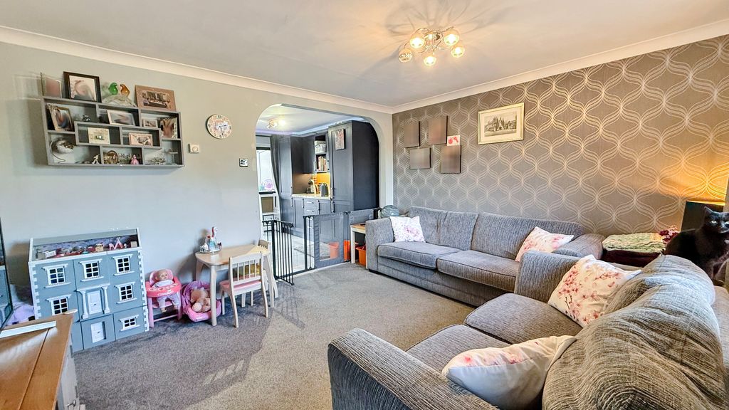 Property photo 3 of 15 Lounge