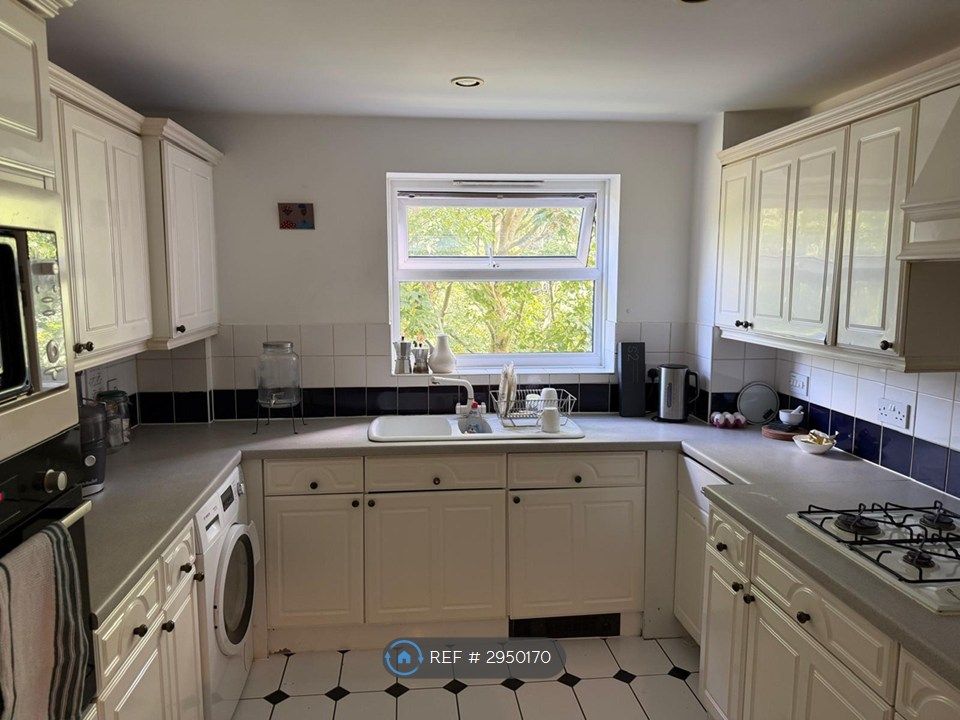 Property photo 1 of 11 Kitchen