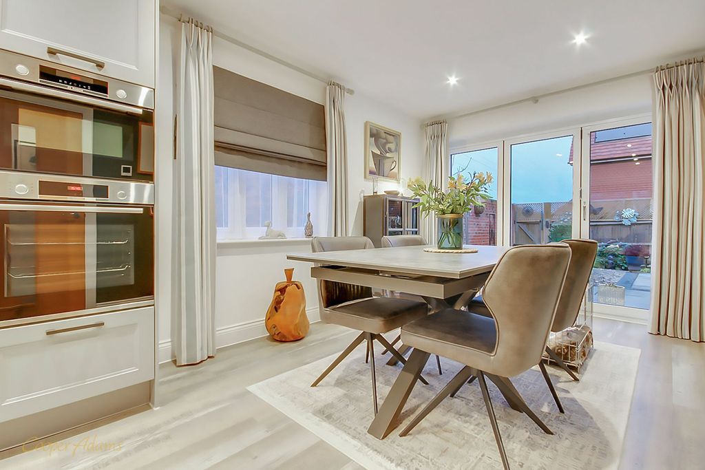 Property photo 2 of 20 Kitchen/Dining Room