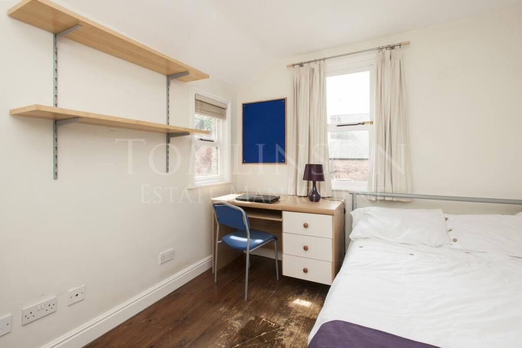 Property photo 3 of 9 A Bright And Tidy Double Bedroom Featuring A Desk ...