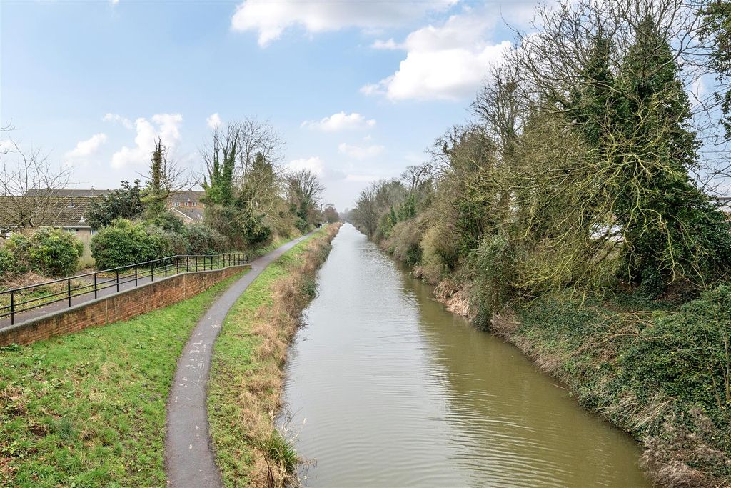 Property photo 2 of 17 1417018-13-6995B1ce72d43.Jpg