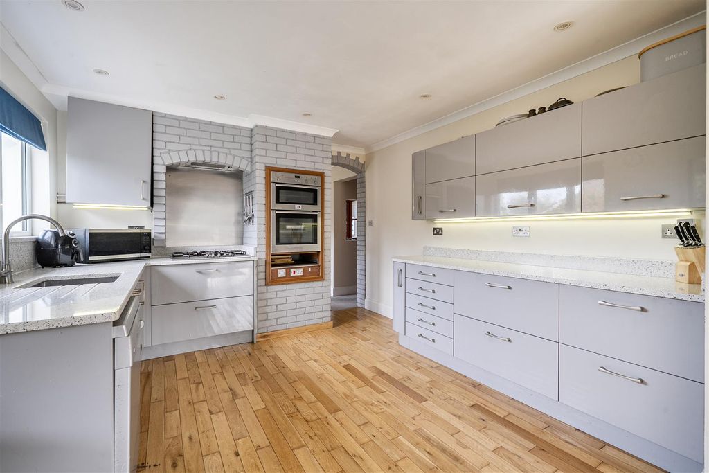 Property photo 3 of 30 Kitchen/Breakfast Room