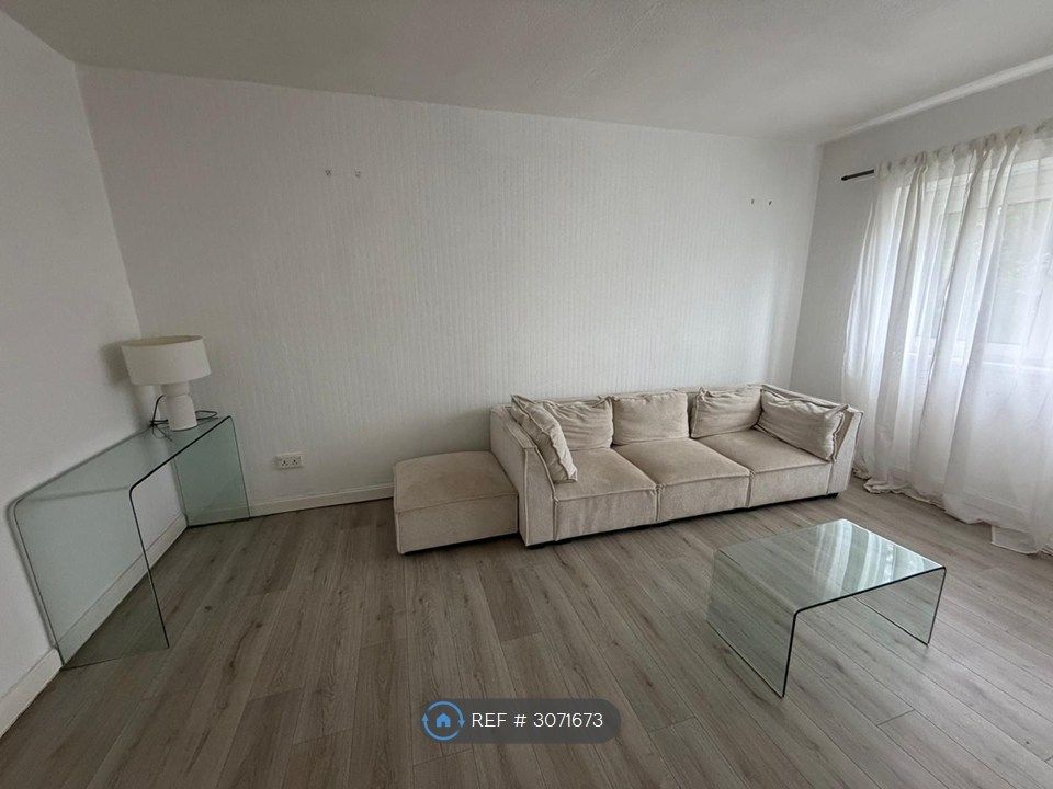 Property photo 1 of 8 Living Room