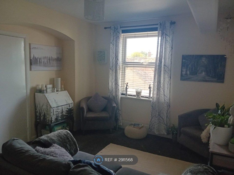 Property photo 3 of 10 Living Room