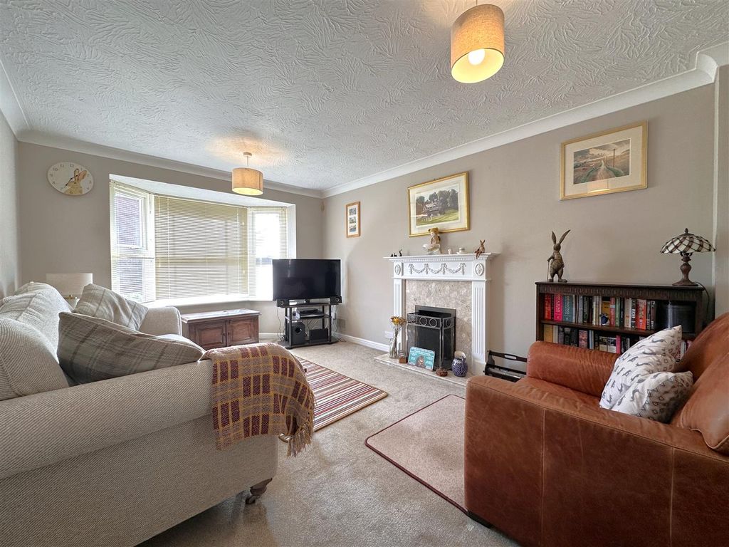Property photo 2 of 19 Bay-Fronted Lounge 954