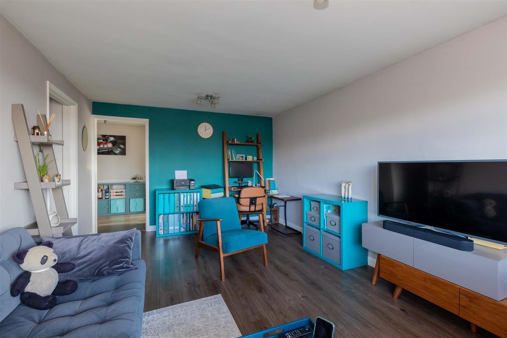 Property photo 3 of 15 46 Boarlands Close-12.Jpg