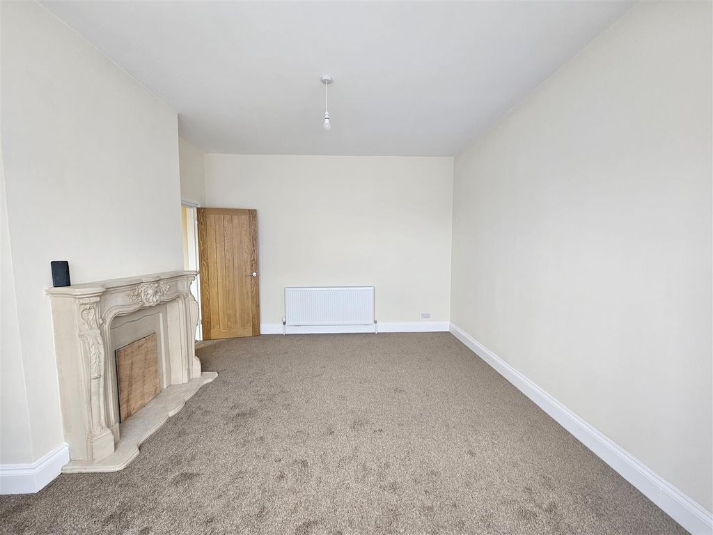 Property photo 3 of 16 Lounge