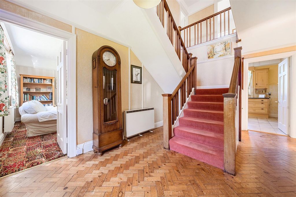 Property photo 2 of 21 Ladywell Entrance Hallbl.Jpg